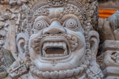 Ubud, Bali Adası / Endonezya - 21 Şubat 2020: Ubud, Bali 'deki Pura Dalem Desa Hindu Tapınağındaki Hinduizm heykelleri tanrısı