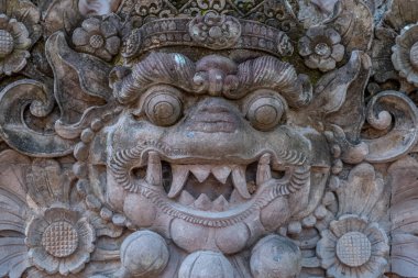 Ubud, Bali Adası / Endonezya - 21 Şubat 2020: Ubud, Bali 'deki Pura Dalem Desa Hindu Tapınağındaki Hinduizm heykelleri tanrısı