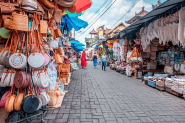 Ubud, Bali / Endonezya - 12 Şubat 2020: Ubud Pazarı 'nı ziyaret eden veya Ubud Sanat Pazarı olarak bilinen turistler
