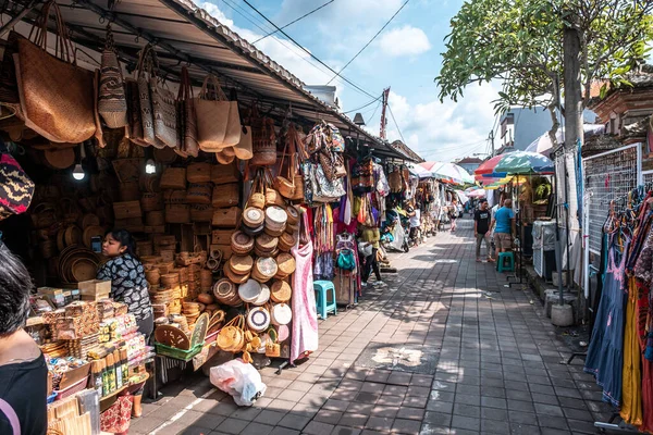 Ubud, Bali / Endonezya - 12 Şubat 2020: Ubud Pazarı 'nı ziyaret eden veya Ubud Sanat Pazarı olarak bilinen turistler