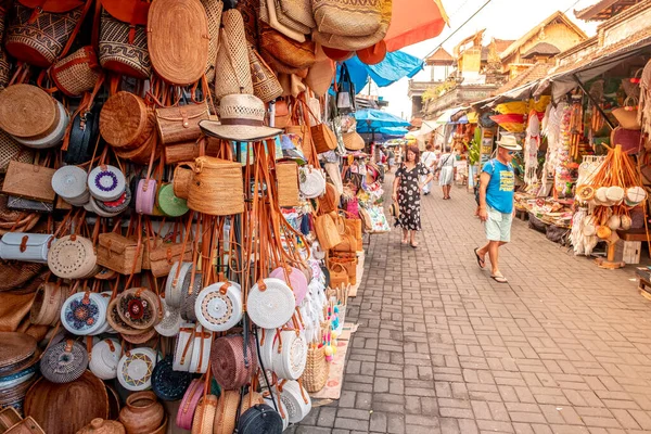 Ubud, Bali / Endonezya - 12 Şubat 2020: Ubud Pazarı 'nı ziyaret eden veya Ubud Sanat Pazarı olarak bilinen turistler