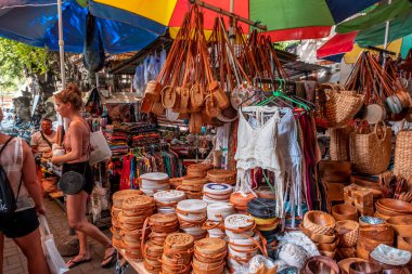Ubud, Bali / Endonezya - 12 Şubat 2020: Ubud Pazarı 'nı ziyaret eden veya Ubud Sanat Pazarı olarak bilinen turistler