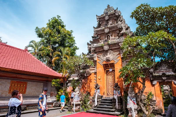 Ubud, Bali / Endonezya - 7 Şubat 2020 Ubud Sarayı olarak bilinen bu yerin adı ve yerel adı Puri Saren Agung 