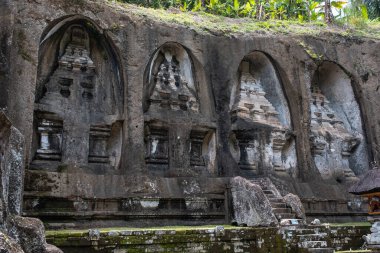 Ubud ilindeki Pura Gunung Kawi Tapınağı, Bali Gunung Kawi tapınağı oyma taşından yapılmıştır. 