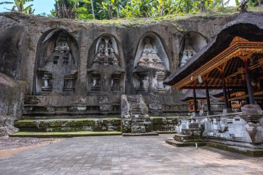 Ubud ilindeki Pura Gunung Kawi Tapınağı, Bali Gunung Kawi tapınağı oyma taşından yapılmıştır. 