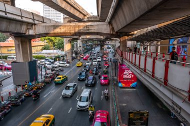 Siyam Meydanı, Bangkok / Tayland - 2 Şubat 2020: Siam Meydanı, Bangkok 'ta trafik sıkışıklığı