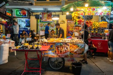 Khao San Road, Bangkok / Tayland - 8 Şubat 2020: Geceleri tropikal meyve satan Bangkok sokak satıcısı