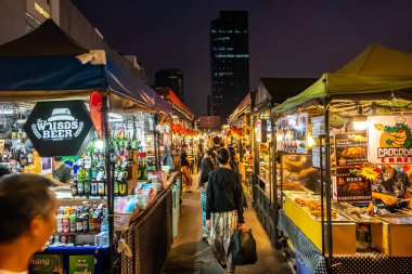 Khao San Road, Bangkok / Tayland - 8 Şubat 2020: Geceleri tropikal meyve satan Bangkok sokak satıcısı