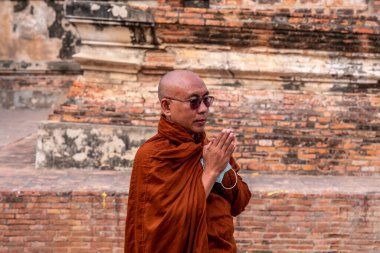 Ayutthaya, Bangkok / Tayland - 9 Şubat 2020: Koronavirüsü korumak için maskesiyle Zen Budizmi Keşişi