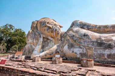 Bu yerin adı Wat Lokayasutharam Tapınağı, Ayutthaya Eyaleti 'nde Beyaz Buda Tapınağı olarak bilinen tapınak.