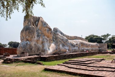 Bu yerin adı Wat Lokayasutharam Tapınağı, Ayutthaya Eyaleti 'nde Beyaz Buda Tapınağı olarak bilinen tapınak.