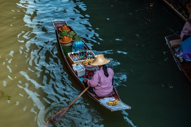 Ratchaburi, Damnoen Saduak / Tayland - 11 Şubat 2020: Damnoen Saduak Yüzen Pazarı 'nın adı. Tedarikçi kadın şapkasıyla tekneyi parçaladı.