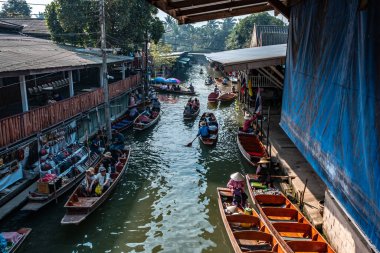 Ratchaburi, Damnoen Saduak / Tayland - 11 Şubat 2020: Damnoen Saduak Yüzen Pazarı 'nın adı. Yüzen pazar Tayland 'ın en popüler yeridir. 