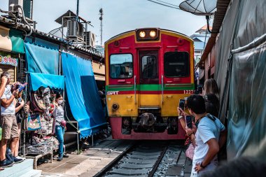 Mae Klong / Tayland - 11 Şubat 2020: Tayland 'da Maeklong Demiryolu Pazarı veya Maeklong Tren Pazarı olarak bilinen yerin adı