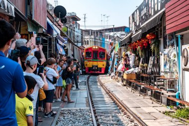 Mae Klong / Tayland - 11 Şubat 2020: Tayland 'da Maeklong Demiryolu Pazarı veya Maeklong Tren Pazarı olarak bilinen yerin adı