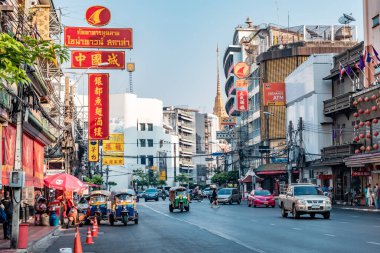 Yaowarat, Bangkok / Tayland - 11 Şubat 2020: Yaowarat Yolu 'nda trafik sıkışıklığı, turistler Çin Mahallesi veya Çin Mahallesi, gündüz fotoğrafı