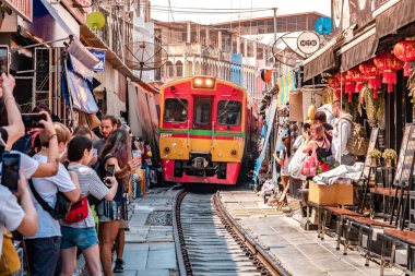 Mae Klong / Tayland - 11 Şubat 2020: Tayland 'da Maeklong Demiryolu Pazarı veya Maeklong Tren Pazarı olarak bilinen yerin adı