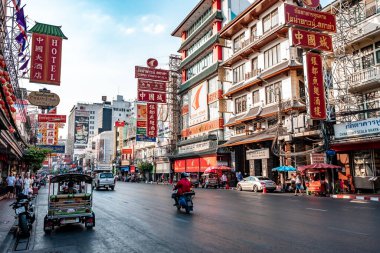 Yaowarat, Bangkok / Tayland - 11 Şubat 2020: Yaowarat Yolu 'nda trafik sıkışıklığı, turistler Çin Mahallesi veya Çin Mahallesi, gündüz fotoğrafı