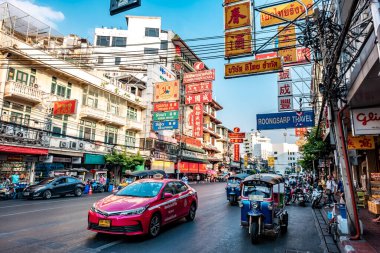 Yaowarat, Bangkok / Tayland - 11 Şubat 2020: Yaowarat Yolu 'nda trafik sıkışıklığı, turistler Çin Mahallesi veya Çin Mahallesi, gündüz fotoğrafı