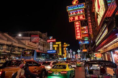 Yaowarat, Bangkok / Tayland - 11 Şubat 2020: Yaowarat Yolu 'nda trafik sıkışıklığı, Çin Mahallesi veya Çin Mahallesi olarak bilinen turistler 