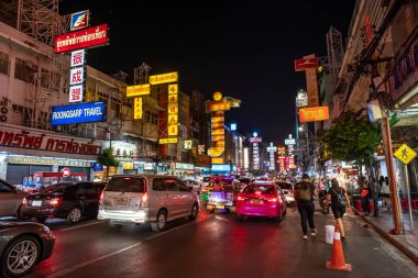 Yaowarat, Bangkok / Tayland - 11 Şubat 2020: Yaowarat Yolu 'nda trafik sıkışıklığı, Çin Mahallesi veya Çin Mahallesi olarak bilinen turistler 
