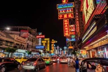 Yaowarat, Bangkok / Tayland - 11 Şubat 2020: Yaowarat Yolu 'nda trafik sıkışıklığı, Çin Mahallesi veya Çin Mahallesi olarak bilinen turistler 