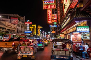 Yaowarat, Bangkok / Tayland - 11 Şubat 2020: Yaowarat Yolu 'nda trafik sıkışıklığı, Çin Mahallesi veya Çin Mahallesi olarak bilinen turistler 