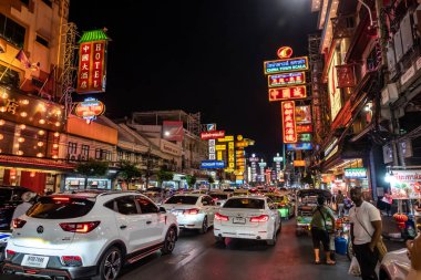 Yaowarat, Bangkok / Tayland - 11 Şubat 2020: Yaowarat Yolu 'nda trafik sıkışıklığı, Çin Mahallesi veya Çin Mahallesi olarak bilinen turistler 