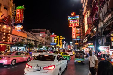 Yaowarat, Bangkok / Tayland - 11 Şubat 2020: Yaowarat Yolu 'nda trafik sıkışıklığı, Çin Mahallesi veya Çin Mahallesi olarak bilinen turistler 
