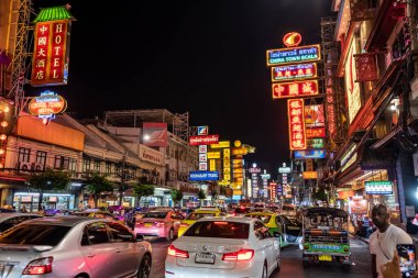 Yaowarat, Bangkok / Tayland - 11 Şubat 2020: Yaowarat Yolu 'nda trafik sıkışıklığı, Çin Mahallesi veya Çin Mahallesi olarak bilinen turistler 