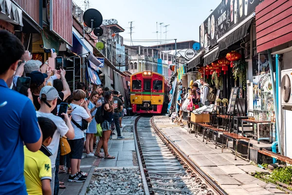 Mae Klong / Tayland - 11 Şubat 2020: Tayland 'da Maeklong Demiryolu Pazarı veya Maeklong Tren Pazarı olarak bilinen yerin adı