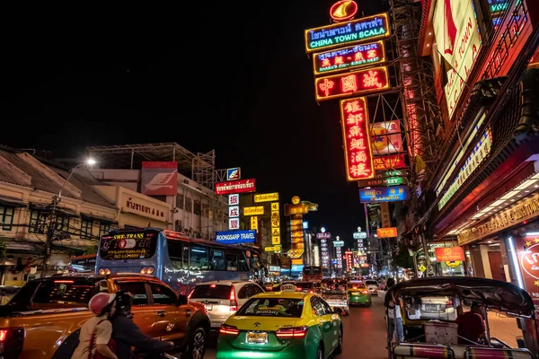 Yaowarat, Bangkok / Tayland - 11 Şubat 2020: Yaowarat Yolu 'nda trafik sıkışıklığı, Çin Mahallesi veya Çin Mahallesi olarak bilinen turistler 