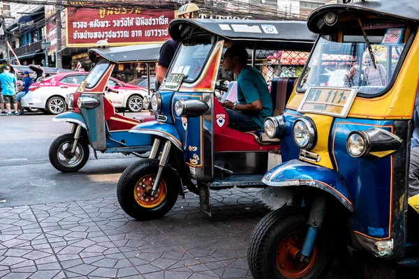 다운타운 2020 차량의 Tuk Tuk Tuktuk 차량은 바퀴를 가지고 스톡 사진