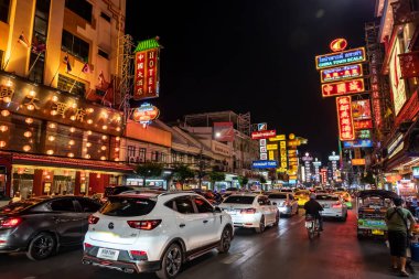 Yaowarat, Bangkok / Tayland - 11 Şubat 2020: Yaowarat Yolu 'nda trafik sıkışıklığı, Çin Mahallesi veya Çin Mahallesi olarak bilinen turistler 