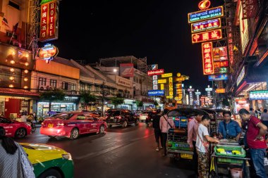Yaowarat, Bangkok / Tayland - 11 Şubat 2020: Yaowarat Yolu 'nda trafik sıkışıklığı, Çin Mahallesi veya Çin Mahallesi olarak bilinen turistler 