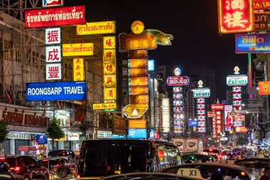 Yaowarat, Bangkok / Tayland - 11 Şubat 2020: Yaowarat Yolu 'nda trafik sıkışıklığı, Çin Mahallesi veya Çin Mahallesi olarak bilinen turistler 