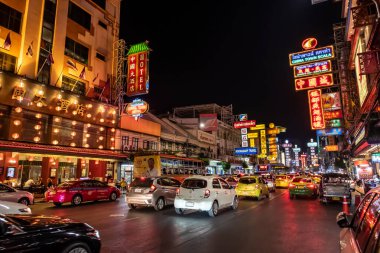 Yaowarat, Bangkok / Tayland - 11 Şubat 2020: Yaowarat Yolu 'nda trafik sıkışıklığı, Çin Mahallesi veya Çin Mahallesi olarak bilinen turistler 