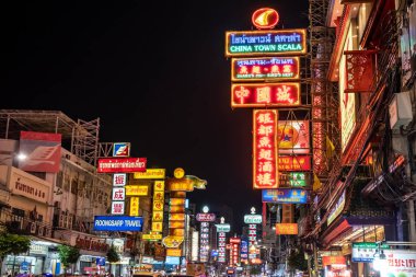 Yaowarat, Bangkok / Tayland - 11 Şubat 2020: Yaowarat Yolu 'nda trafik sıkışıklığı, Çin Mahallesi veya Çin Mahallesi olarak bilinen turistler 