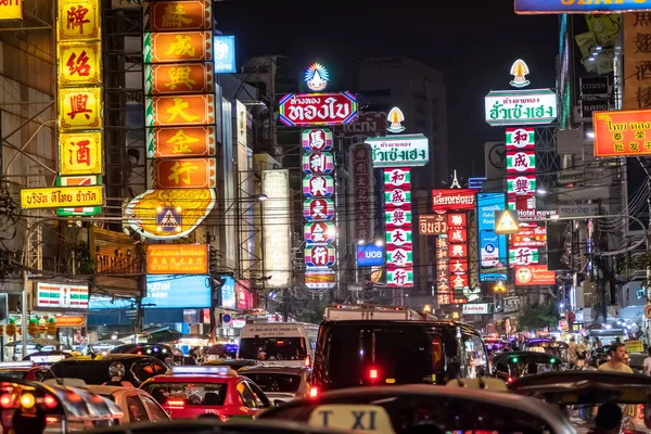 Yaowarat, Bangkok / Tayland - 11 Şubat 2020: Yaowarat Yolu 'nda trafik sıkışıklığı, Çin Mahallesi veya Çin Mahallesi olarak bilinen turistler 