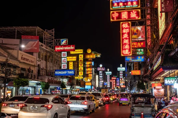 Yaowarat, Bangkok / Tayland - 11 Şubat 2020: Yaowarat Yolu 'nda trafik sıkışıklığı, Çin Mahallesi veya Çin Mahallesi olarak bilinen turistler 