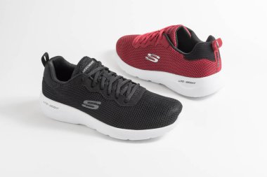 Skechers erkek spor ayakkabıları siyah ve kırmızı arka planda