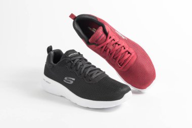 Skechers erkek spor ayakkabıları siyah ve kırmızı arka planda