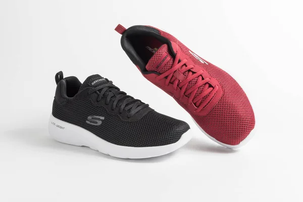 Skechers erkek spor ayakkabıları siyah ve kırmızı arka planda
