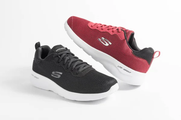 Skechers Zapatillas Deportivas Para Hombre Negro Rojo Sobre Fondo Blanco —  Fotos de Stock