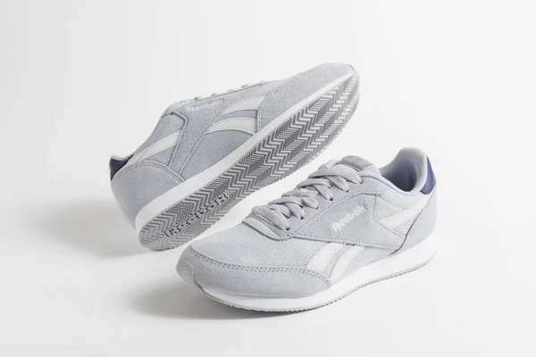 Sapatos Esportivos Masculinos Reebok Cinza Sobre Fundo Branco — Fotografia de Stock