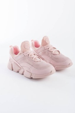 Beyaz arkaplanda pembe AEROPOSTALE spor ayakkabısı.