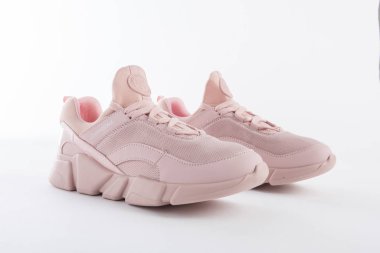 Beyaz arkaplanda pembe AEROPOSTALE spor ayakkabısı.