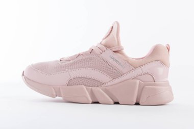 Beyaz arkaplanda pembe AEROPOSTALE spor ayakkabısı.