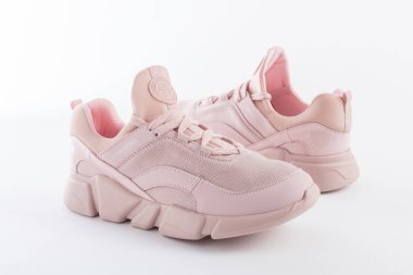 Beyaz arkaplanda pembe AEROPOSTALE spor ayakkabısı.