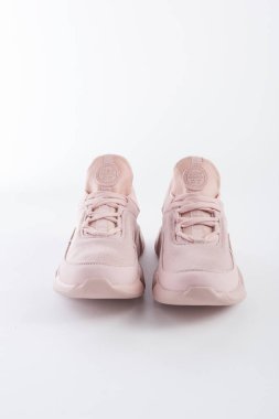 Beyaz arkaplanda pembe AEROPOSTALE spor ayakkabısı.